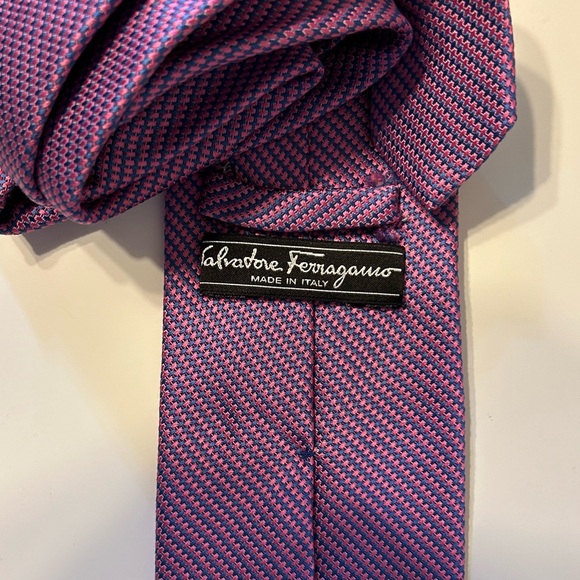 Salvatore Ferragamo. Great condition, 3.5 width. Elegant look and color scheme - Picture 2 of 3